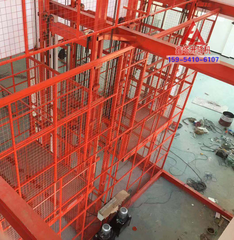 室内带防网封闭的升降货梯安装现场
